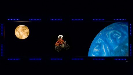 Fra forestillingen Anima. Viser barn på sykkel ute i verdensrommet med månen og jorden :foto