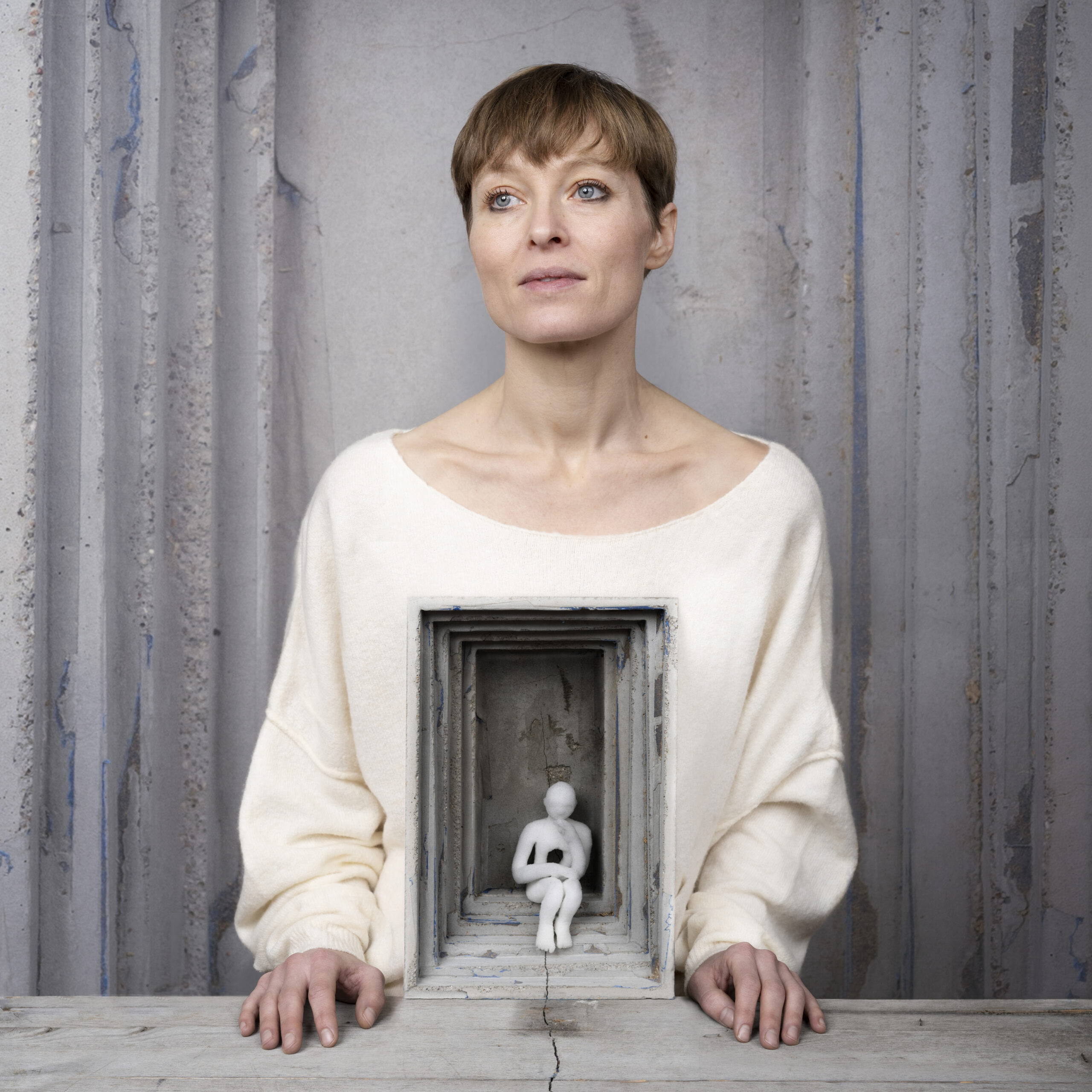 foto av en kvinne, Cat Smits, med en figur foran seg