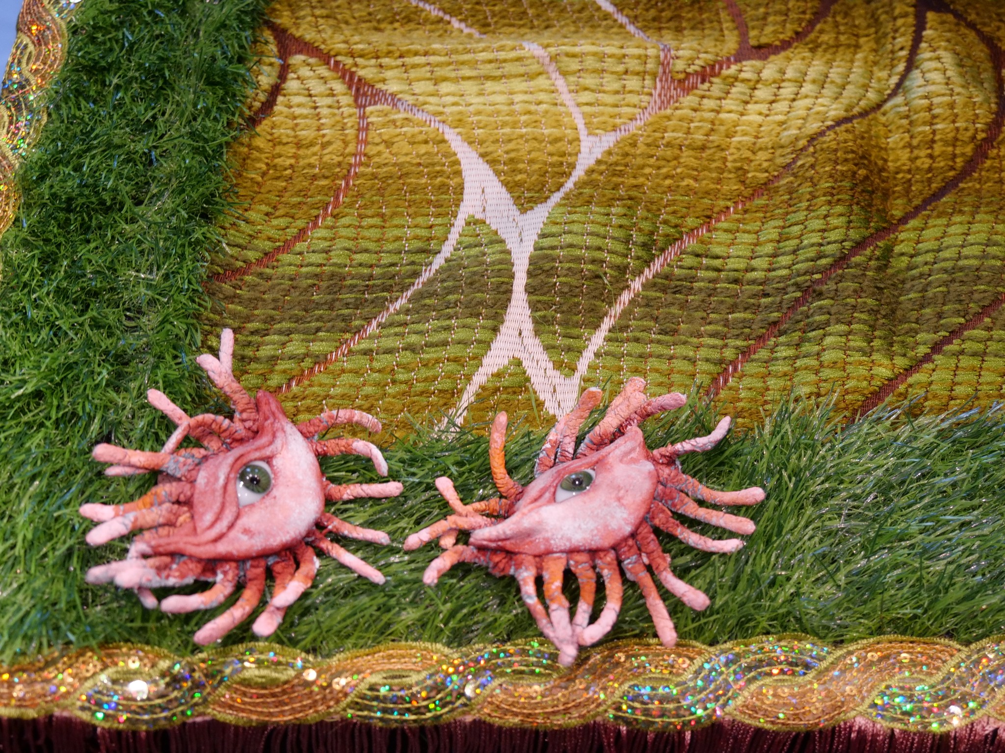 to sjøstjernelignende skapninger