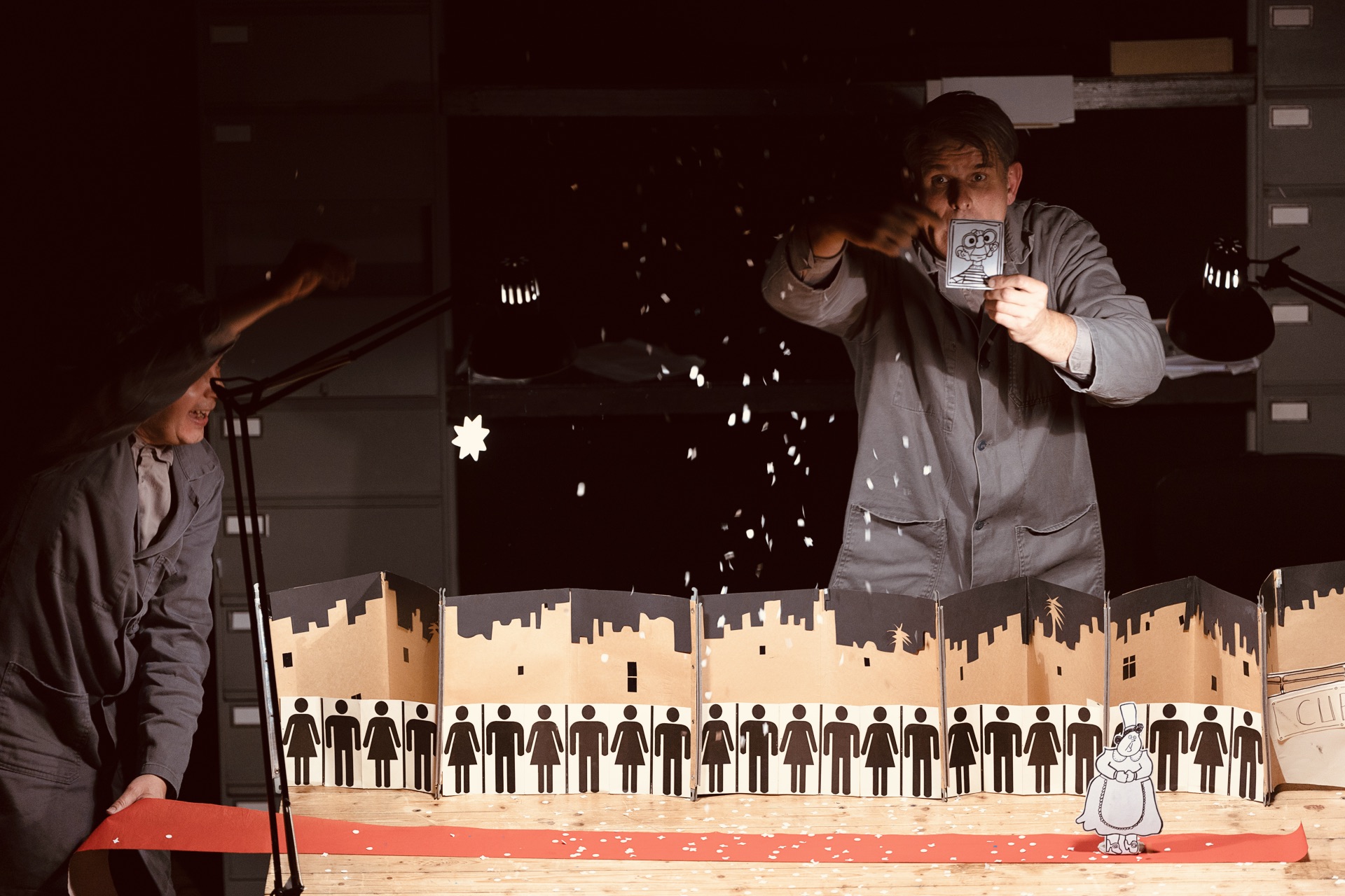 to menn som leker med papirfigurer