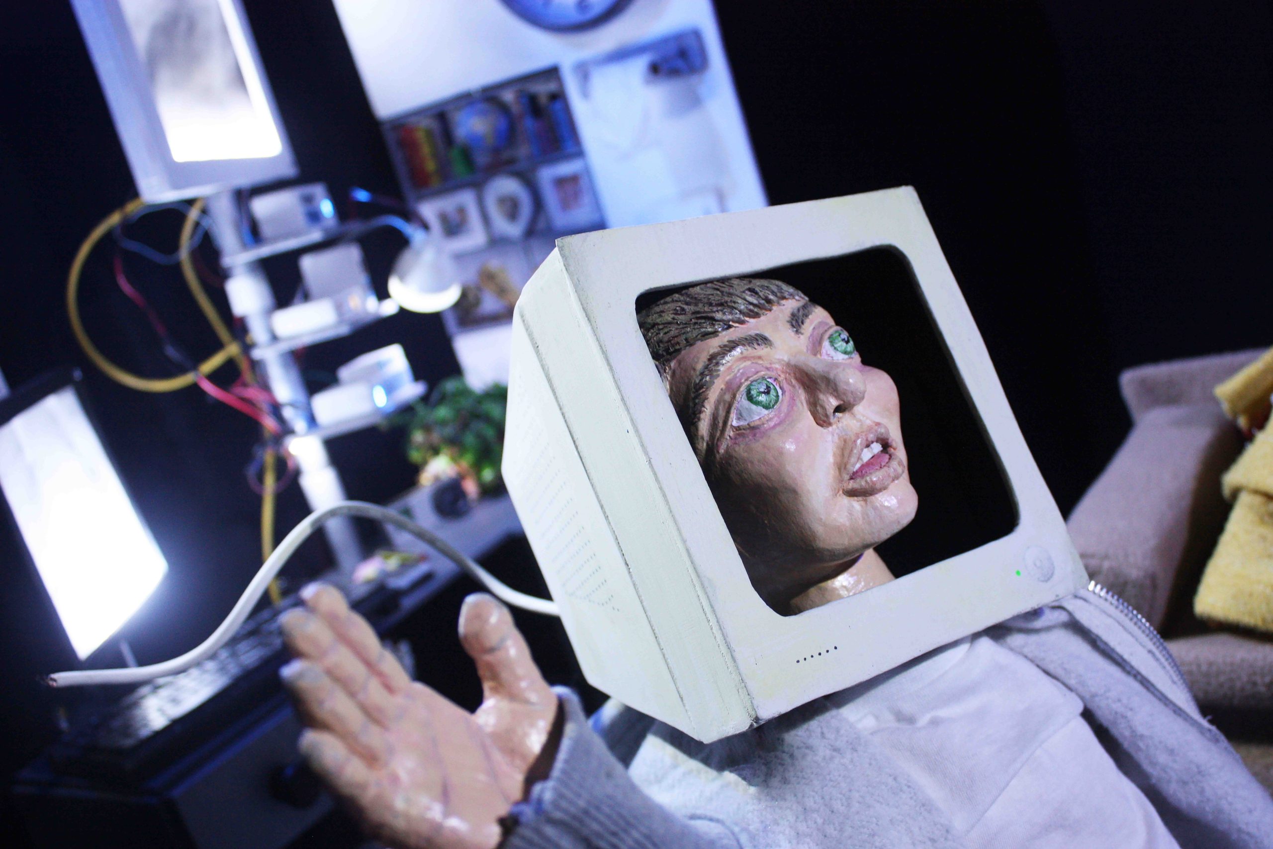 Dukkeansikt i dataskjerm