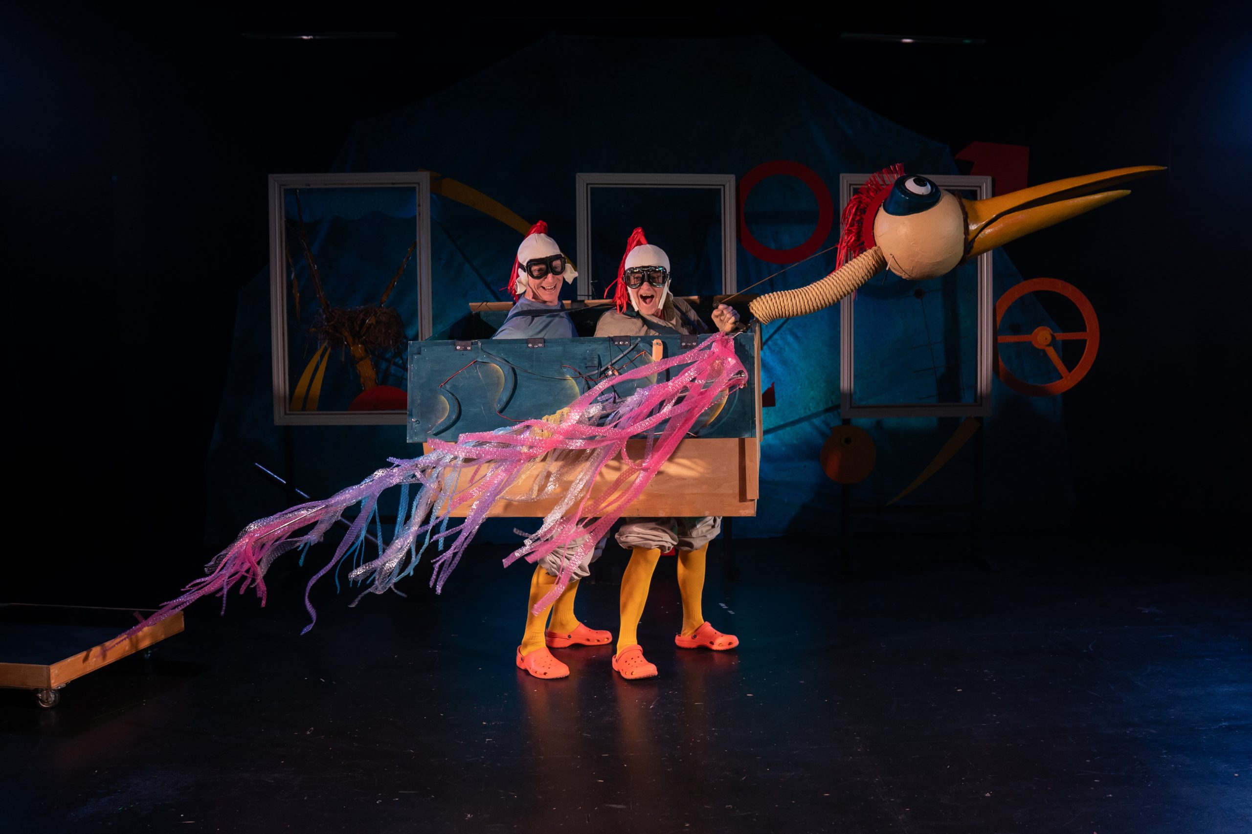 to skuespillere med en stor fugl