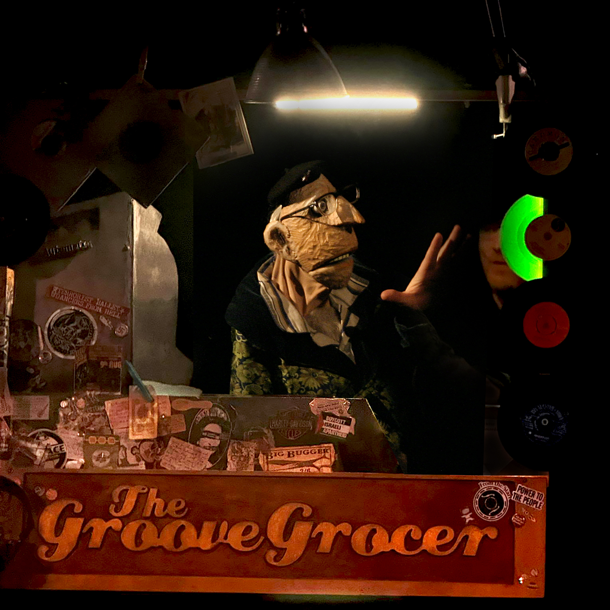 dukke i mørk platebutikk