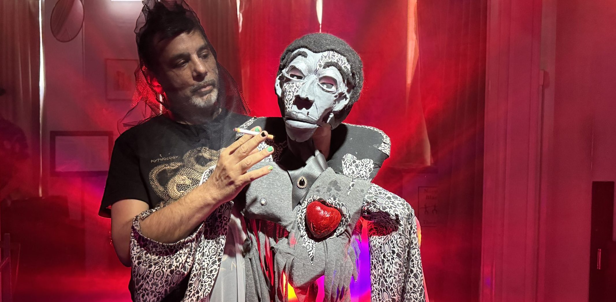 Dukkefører med dukke i full størrelse av James Baldwin